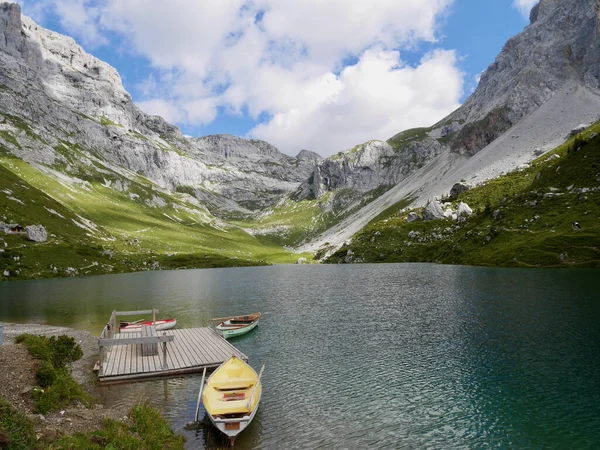 瑞士Grisons的Praettigau，翡翠绿色的伙伴湖，有五彩斑斓的小船. — 图库照片