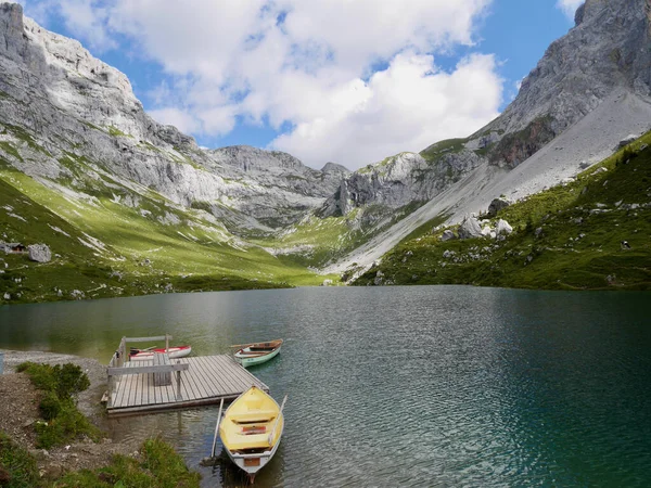 Emerald-green Partnunsee with colorful boats in Praettigau, Grisons, Switzerland. — 图库照片