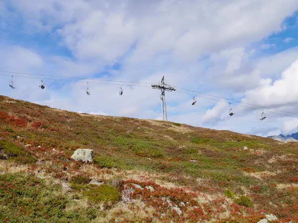 Abandoned vintage chairlift in autumn at Sonnenkopf. Klostertal, Vorarlberg, Austria. — Stock fotografie