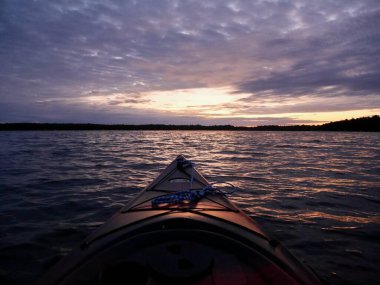 Gün doğumunda Büyük Alabalık Gölü 'nde kanonun önünde. Minnesota, 10.000 gölün ülkesi, ABD.