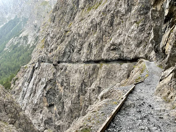 Spectacular rock path, II Quar, in the Val dUina canyon, Grisons, Graubuenden, Switzerland. — Stock Photo, Image
