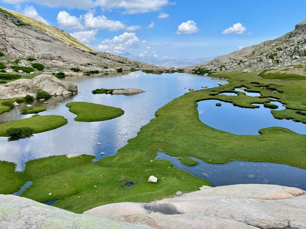 Doğu Gölü 'ndeki Pozzinler Monte Rotondo, Korsika, Fransa' nın aşağısında