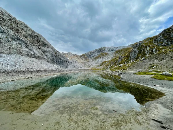 Bir dağ gölünün yansıması, Lower Engadine, Grisons, İsviçre. — Stok fotoğraf