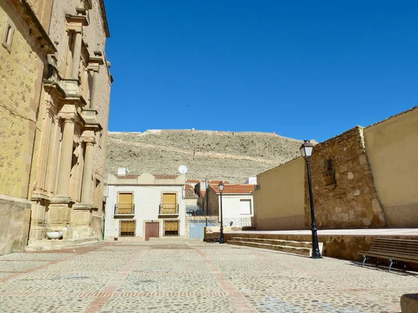 Το κέντρο της πόλης του Penas de San Pedro με το κάστρο στο παρασκήνιο. Castilla La Mancha, Ισπανία. — Φωτογραφία Αρχείου