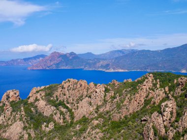 Calanche 'ın kızıl uçurumları, UNESCO dünya mirası ve Porto Golf' ü. Korsika, Fransa.