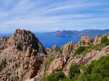 Calanche 'ın kızıl kayalıkları, UNESCO dünya mirası ve katır pistinden görülen Porto Golf' ü. Korsika, Fransa.