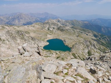 Bastiani Gölü, kalp şeklinde, Monte Renoso, Korsika, Fransa 'dan görünüyor..