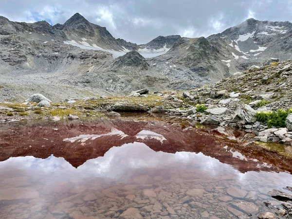 Reflection in a red lake in Lower Engadine, Grisons, Switzerland — Stock Photo, Image