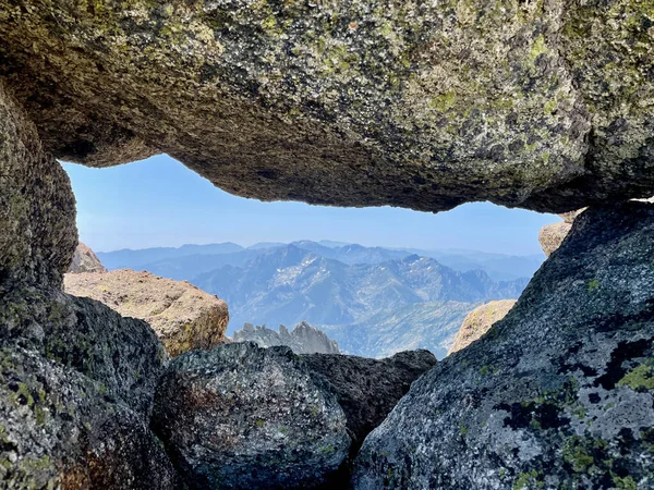 科西嘉岛罗通多山的岩洞. — 图库照片