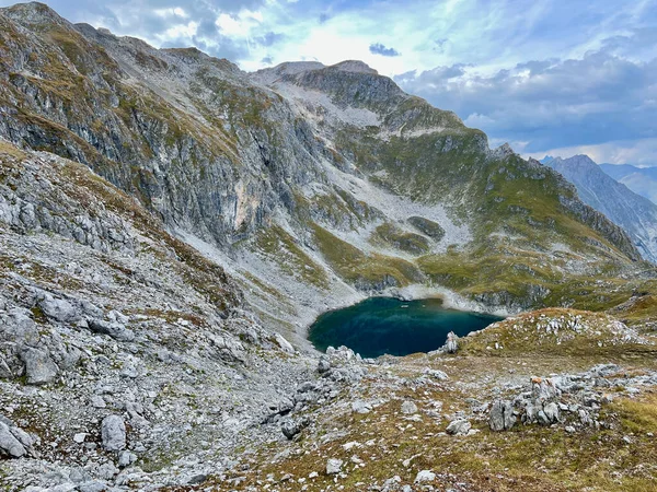 Mountain lake in the Swiss Alps, Lower Engadine, Grisons. — Fotografia de Stock