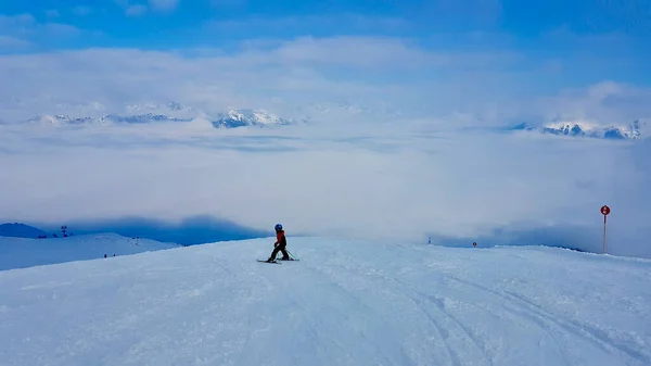 Çocuk güzel bir kış gününde boş yamaçlarda kayak yapıyor. Montafon, Avusturya. — Stok fotoğraf