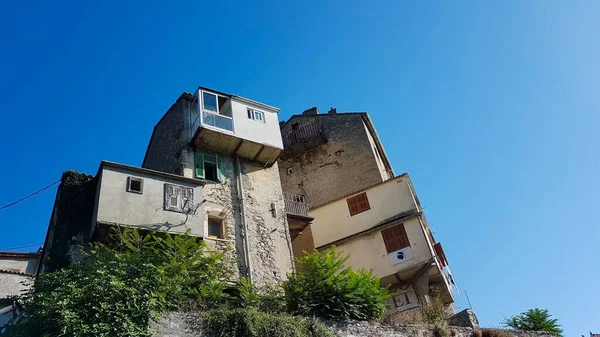 Scenic, nested building in old town of Corte, Corsica, France. — Stockfoto
