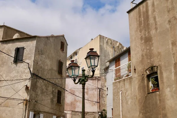 Traditionele oude stenen huizen in Erbalunga, charmant kustplaatsje in Cap Corse, Corsica, Frankrijk. — Stockfoto