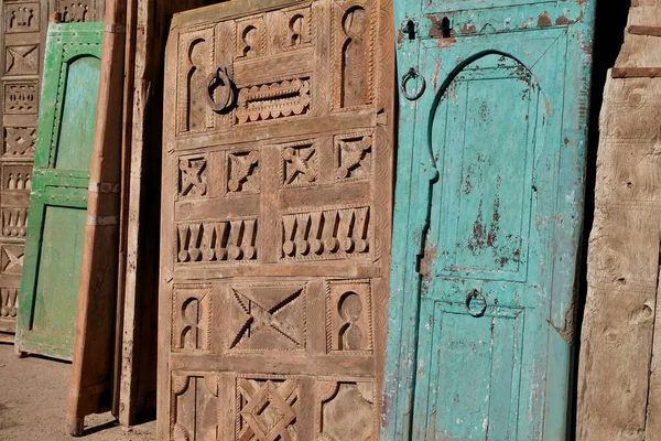 Prachtige Oude Houten Deuren Koop Bij Bab Khemis Vlooienmarkt Marrakech — Stockfoto