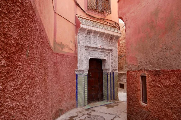 Narrow Alleyways Beautiful Traditional Stucco Entrance Door Medina Marrakech Morocco — Stock Photo, Image