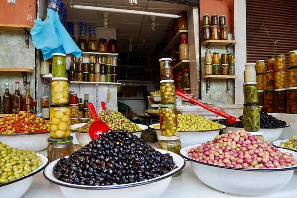 Marakeş, Fas 'taki Medine' deki gıda pazarında zeytin tezgahı. Yüksek kalite fotoğraf