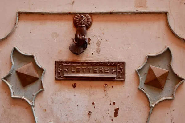 赤いドアの手とメールスロットの形で古い錆びたドアのノッカー モロッコのマラケシュ 高品質の写真 — ストック写真