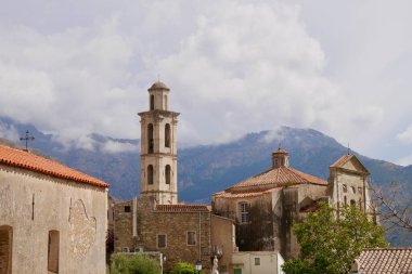 Calenzana 'daki Saint-Blaise kilisesinin panoramik manzarası, Balagne' daki geleneksel bir köy. Korsika, Fransa. Yüksek kalite fotoğraf