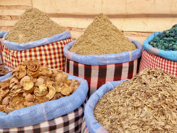 Close Van Stoffen Zakken Gevuld Met Kleurrijke Kruiden Specerijen Souk — Stockfoto