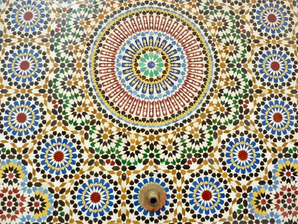 Nahaufnahme Traditioneller Brunnen Bunte Glasuren Keramische Wandfliesen Islamischen Design Rabat — Stockfoto