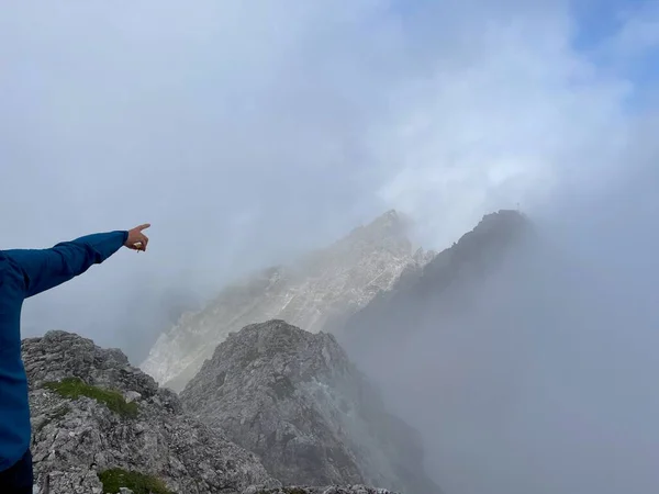 人的手指向盖满薄雾的克莱纳瓦尔卡斯蒂尔顶部 奥地利福拉尔贝格的Raetikon山 高质量的照片 — 图库照片