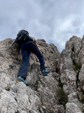 Raetikon dağlarında Kleiner Valkastiel 'in tepesine tırmanan adam. Vorarlberg, Avusturya. Yüksek kalite fotoğraf