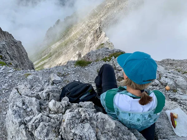 女人吃午饭 从山顶往下看在奥地利阿尔卑斯山 奥地利福拉尔贝格 高质量的照片 — 图库照片