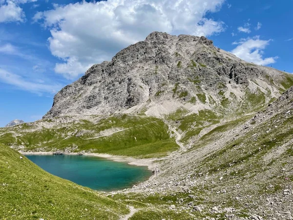 Blick auf den smaragdgrünen Butzensee am Arlberg in der Nähe von Lech. Vorarlberg, Österreich. — Stockfoto