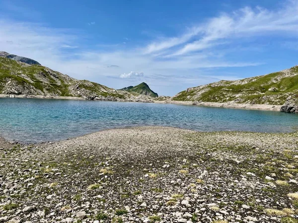 Panoramatický pohled na smaragdově zelený Butzensee v Arlbersku, poblíž Lechu. Vorarlberg, Rakousko. — Stock fotografie