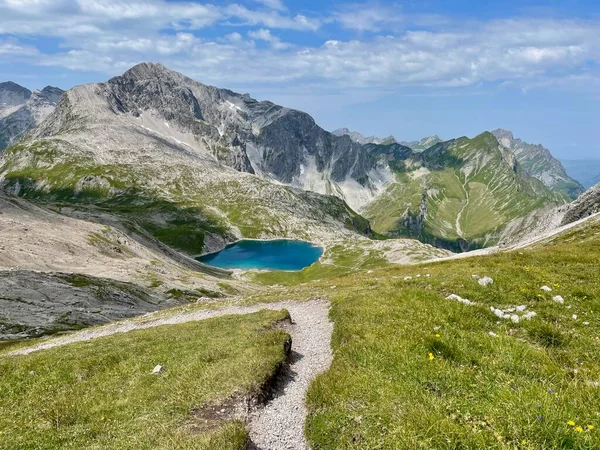 Panoramatický pohled na smaragdově zelený Butzensee v Arlbersku, poblíž Lechu. Vorarlberg, Rakousko. — Stock fotografie