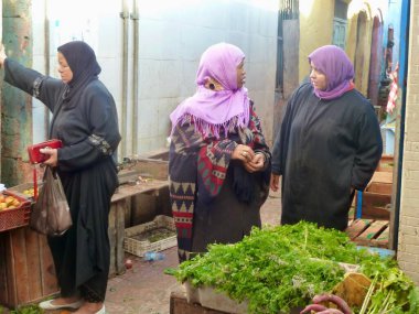 Rabat, Fas, 23.10.2021. Faslı kadınlar sebze ve meyve pazarından alışveriş yapıyor.