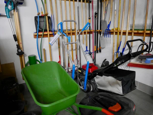 Gardening tools hanging on the wall in a tool shed. — Stock Photo, Image