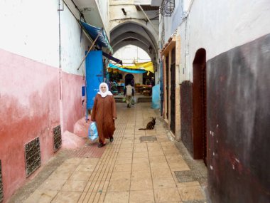 Rabat, Fas, 23.11.2020. Medine 'nin dar sokaklarında yürüyen tesettürlü yaşlı Faslı kadın. Yüksek kalite fotoğraf