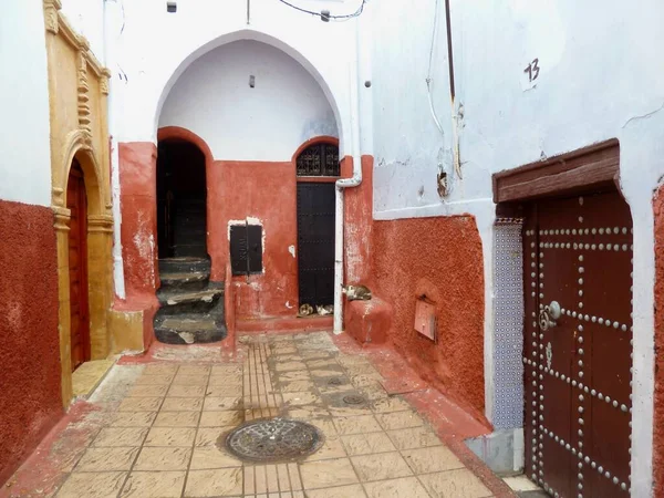 Pátio típico em Medina de Rabat com suas paredes pintadas de vermelho. Marrocos. — Fotografia de Stock