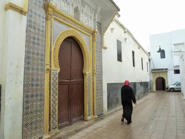 Marokkaanse Vrouw Hijab Wandelen Langs Kleurrijke Ingang Deur Van Moskee — Stockfoto