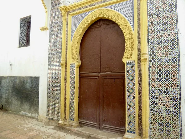 Colorida Puerta Entrada Mezquita Con Azulejos Estuco Medina Rabat Marruecos —  Fotos de Stock