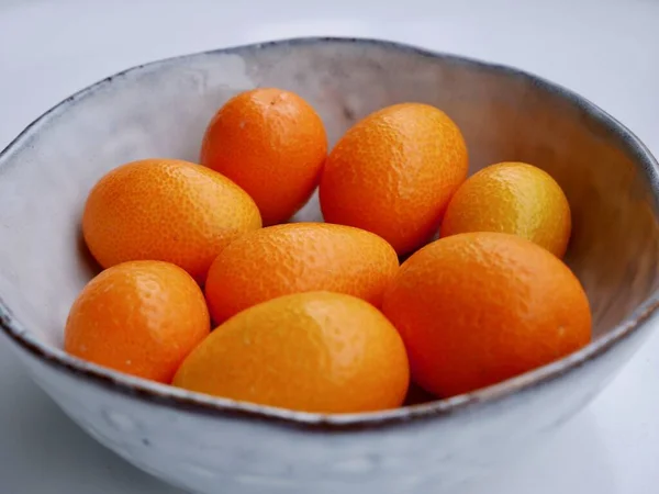 Großaufnahme Von Kumquats Kumquats Grauer Keramikschale Vor Weißem Hintergrund Hochwertiges — Stockfoto
