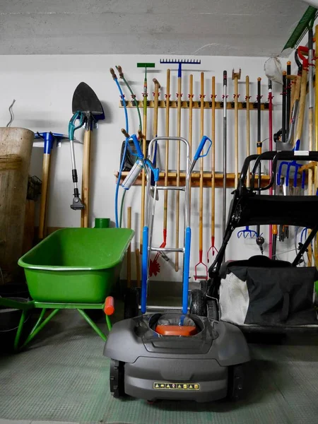 Alet kulübesinde duvarda asılı bahçe aletleri. Dikey. Yüksek kalite fotoğraf