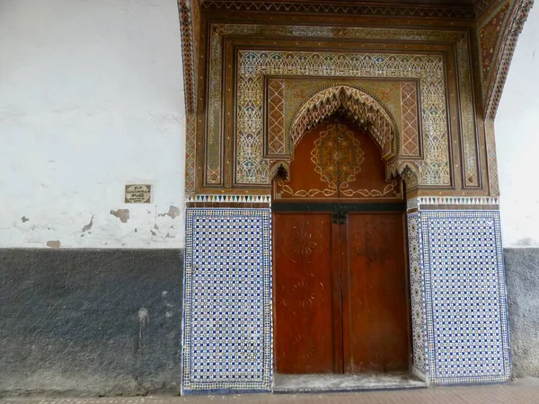 Kleurrijke Toegangsdeur Tot Moskee Met Tegels Stucwerk Medina Van Rabat — Stockfoto