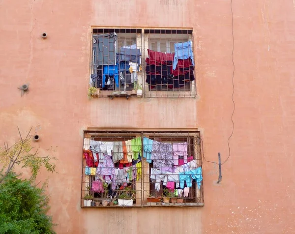 マラケシュの洗濯日 カラフルな服の窓の外にぶら下がっている モロッコ 高品質の写真 — ストック写真