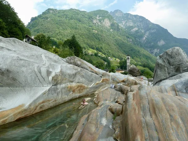 Nuoto Nelle Piscine Verde Smeraldo Della Valle Verzasca Ticino Svizzera — Foto Stock