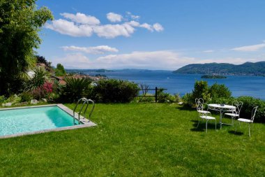 Maggiore Gölü ve Barromean adalarına bakan Verbania 'nın yukarısındaki bir tepede havuz ve oturma alanı. Piedmont, İtalya. Yüksek kalite fotoğraf