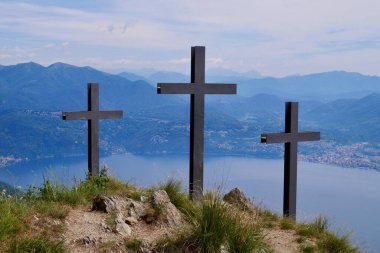 Maggiore Gölü 'ne bakan Cima di Morissolo tepesinde üç haç. Lombardy, İtalya. Yüksek kalite fotoğraf