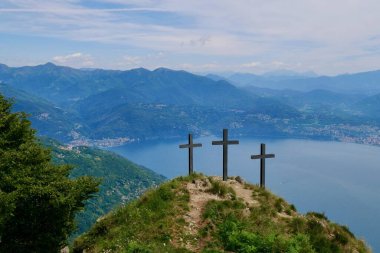 Maggiore Gölü 'ne bakan Cima di Morissolo tepesinde üç haç. Lombardy, İtalya. Yüksek kalite fotoğraf