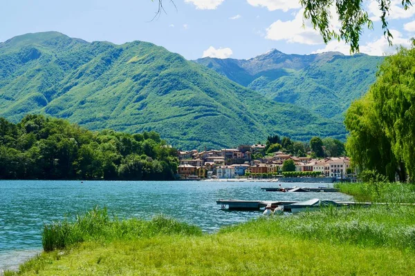 Πανοραμική Θέα Του Γοητευτικού Μικρού Χωριού Mergozzo Δίπλα Στη Λίμνη — Φωτογραφία Αρχείου