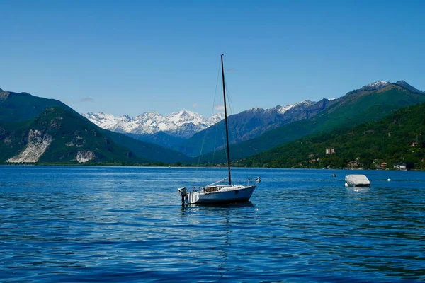 Barco Vela Lago Maggiore Com Montanhas Nevadas Fundo Piemonte Itália — Fotografia de Stock