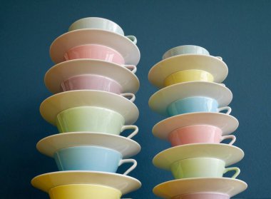 Renkli çay ve kahve fincanlarını benzin zeminine yakın tutun. Yüksek kalite fotoğraf