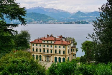 Pallavicino villasının panoramik manzarası, Stresa, Piedmont, İtalya 'daki botanik bahçesi. Yüksek kalite fotoğraf