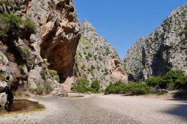 Cala Sa Calobra 'nın iç kesimlerindeki Torrent de Pareis Kanyonu' nun engebeli uçurumları. Mayorka, İspanya. Yüksek kalite fotoğraf