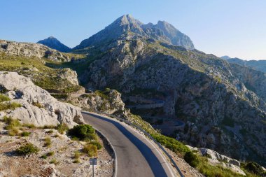 Tramuntana dağlarındaki Torrent de Pareis ve limana giden sahil yolu Sa Calobra. Mayorka, İspanya. Yüksek kalite fotoğraf